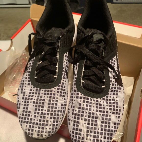 Very cool Nike Sneakers Size 9 Black & White🏀💪🏻These are very stylish & comfy - Picture 3 of 6